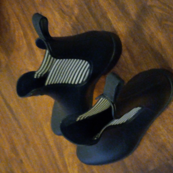 Shoe - Picture 3 of 4